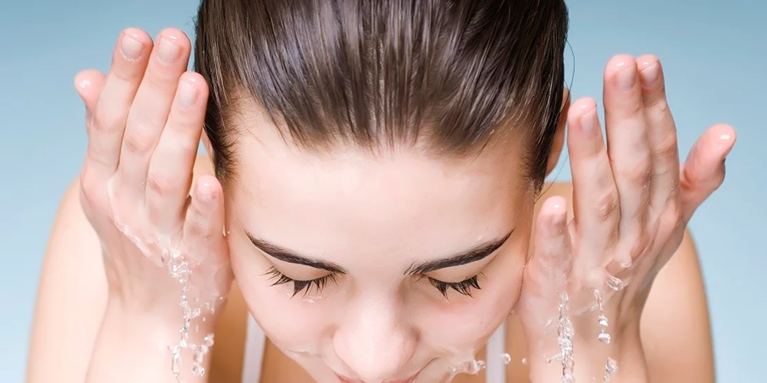 Καθαρισμός προσώπου | Τα 4 λάθη που δεν πρέπει ΠΟΤΕ να ξανακάνεις αν θέλεις τέλεια επιδερμίδα