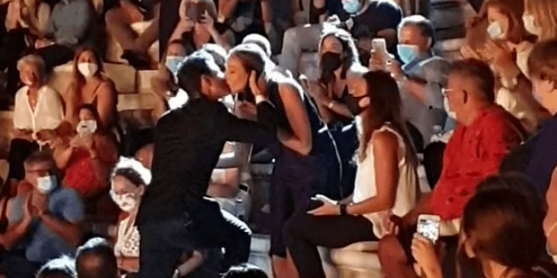 Video Of The Day | Όταν ο Σάκης Ρουβάς έδωσε την ανθοδέσμη στην Κάτια Ζυγούλη μέσα στο Ηρώδειο