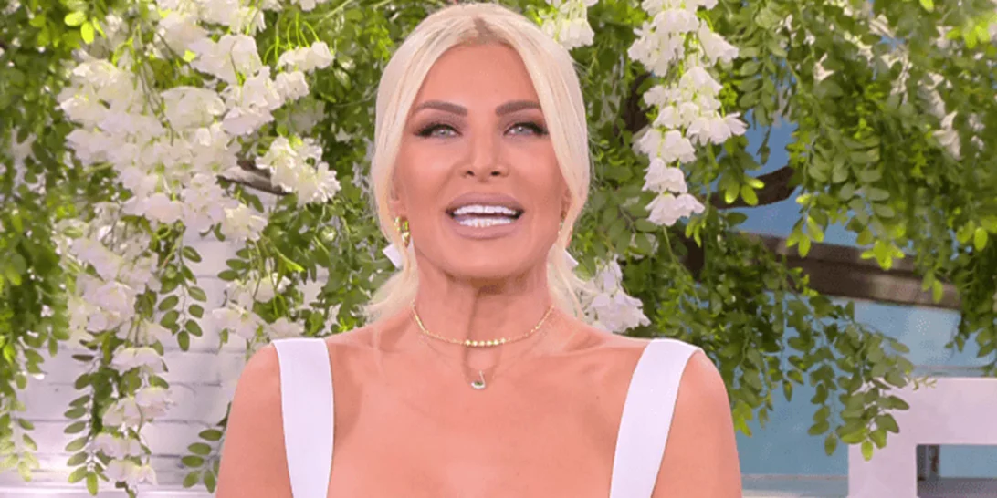 Κατερίνα Καινούργιου | Στα λευκά στην πρεμιέρα του «Ευτυχείτε»