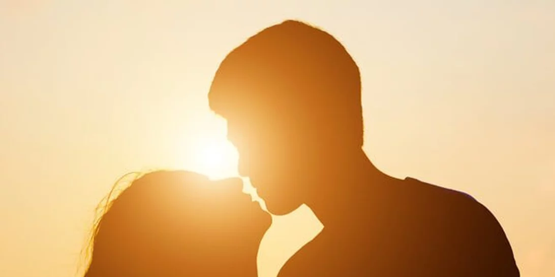 Πώς ξέρω αν με θέλει; Η γλώσσα του σώματος στους άντρες: Τα 18 σημεία που ΠΡΕΠΕΙ να κοιτάς