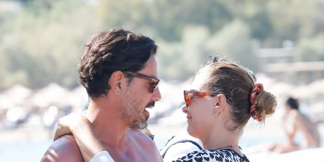 Δέσποινα Καμπούρη | Για μπάνιο με τον σύζυγό της, Βαγγέλη Ταρασιάδη, και τις κόρες τους με μαύρο εξώπλατο μαγιό