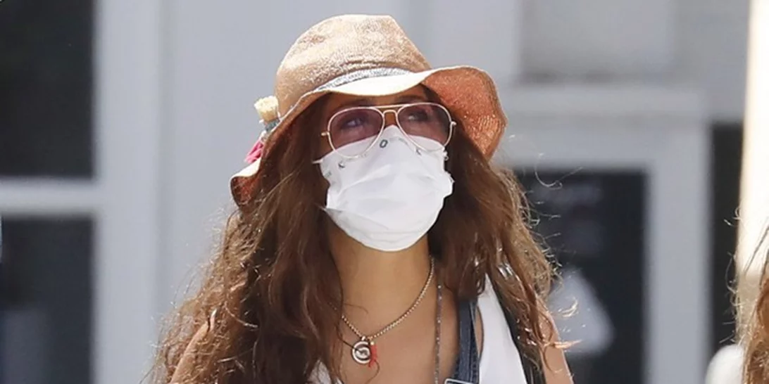 Μόνιμος κάτοικος Ελλάδας; Η Salma Hayek συνεχίζει τις καλοκαιρινές της διακοπές