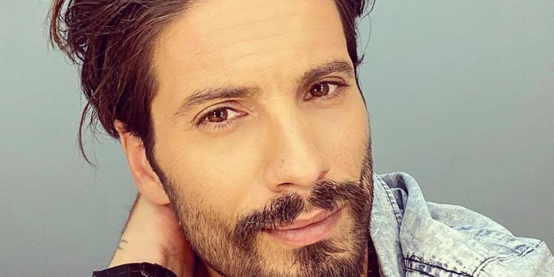 Αγνώριστος ο Γιώργος Καράβας | Δες το ολοκαίνουριο look του