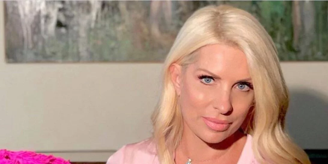 Ελένη Μενεγάκη | Τα ροζ τριαντάφυλλα και το δημόσιο μήνυμα