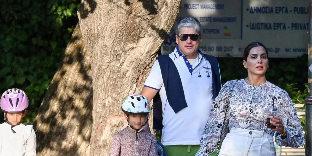Σταματίνα Τσιμτσιλή | Με μίνι λευκό σορτσάκι για βόλτα με τον Θέμη Σοφό και τα παιδιά τους
