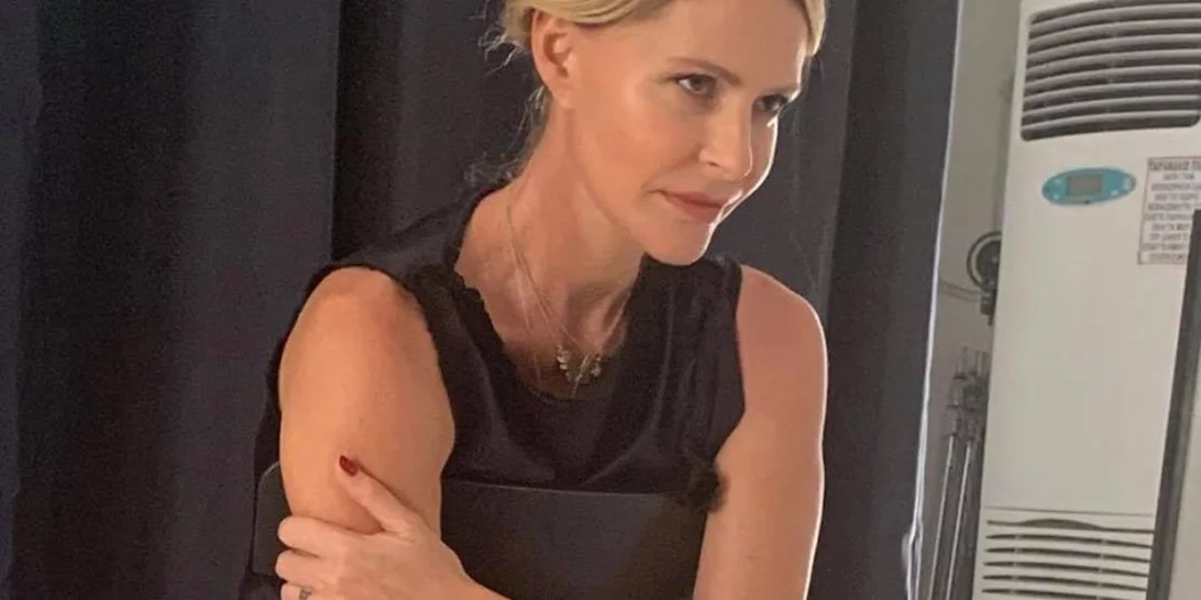 Τζένη Μπαλατσινού | Ποζάρει ξυπόλυτη με μαύρο φόρεμα στον έβδομο μήνα της εγκυμοσύνης της (pics)