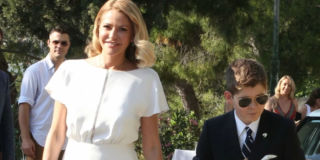 Στη βάφτιση του Μάξιμου Κωστόπουλου | Ηλιοκαμένη με λευκό φόρεμα η Τζένη Μπαλατσινού αγκαλιά με τον πρίγκιπά της