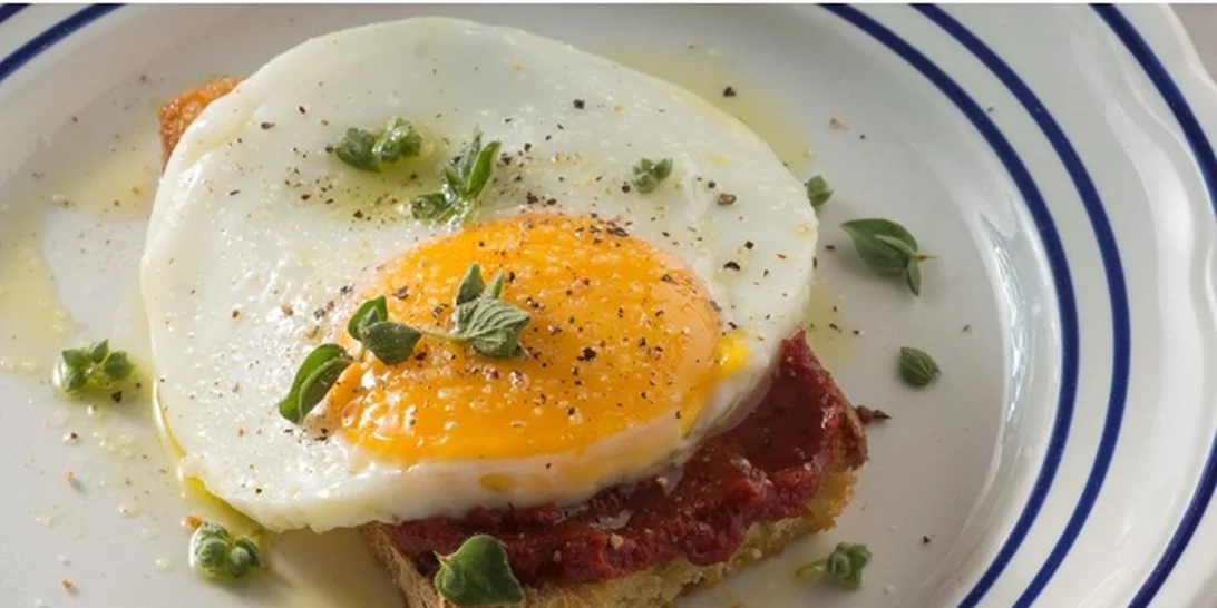 Μπρουσκέτες με πελτέ και αυγό