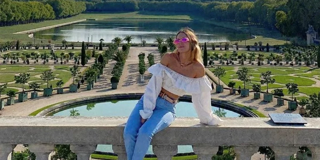 Με σύνολο Dior και χρυσά κοσμήματα | Όλοι μιλούν για την εμφάνιση της Ευγενίας Νιάρχου στο Παρίσι