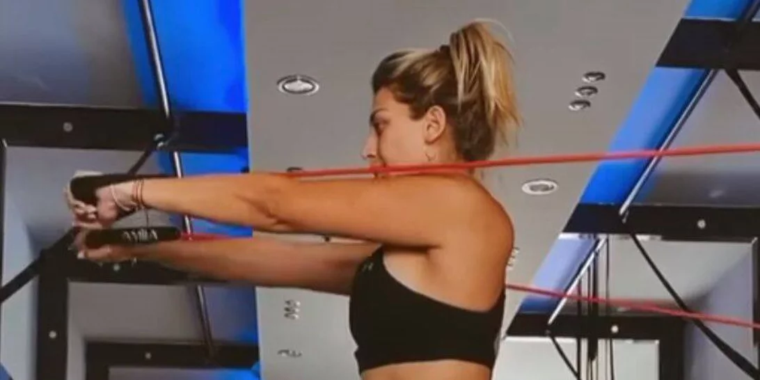 Super fit η Κωνσταντίνα Σπυροπούλου | Η γυμναστική που ακολουθεί και οι γραμμωμένοι κοιλιακοί της