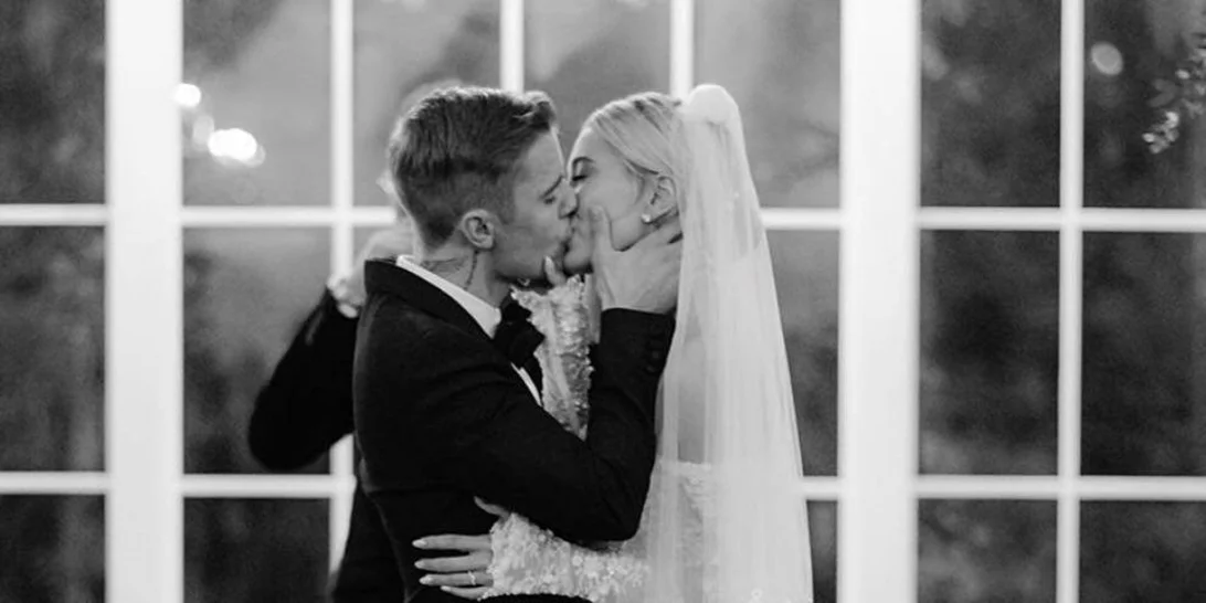 Πρώτη επέτειος για τους Justin και Hailey Baldwin | Οι φωτογραφίες από τον γάμο τους και οι τρυφερές αναρτήσεις του ζευγαριού