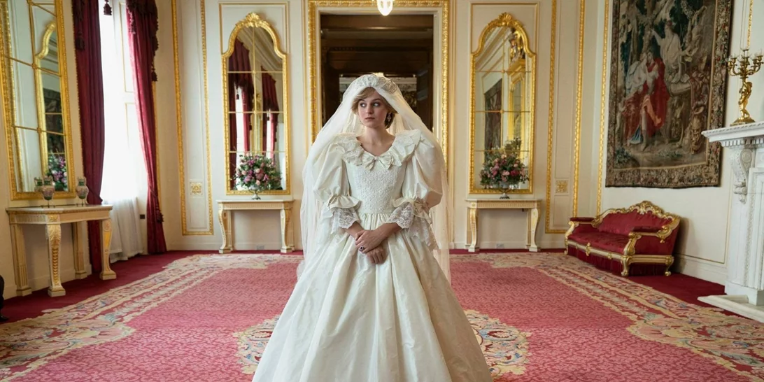 Δες την Emma Corrin με το νυφικό της Diana στην 4η σεζόν του The Crown