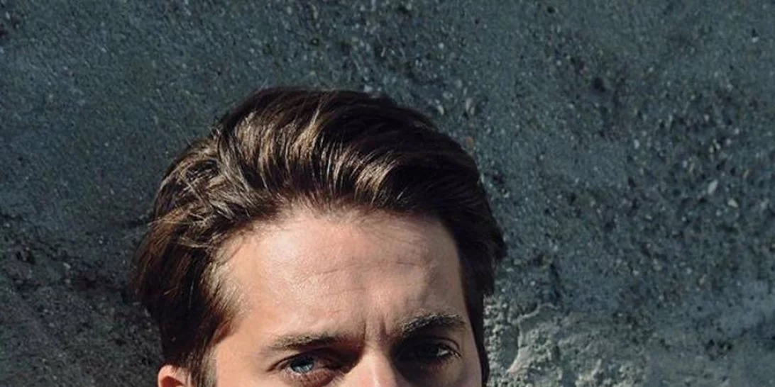 Emily in Paris | Ποιος είναι ο Lucas Bravo που υποδύεται τον chef στη σειρά του Netflix