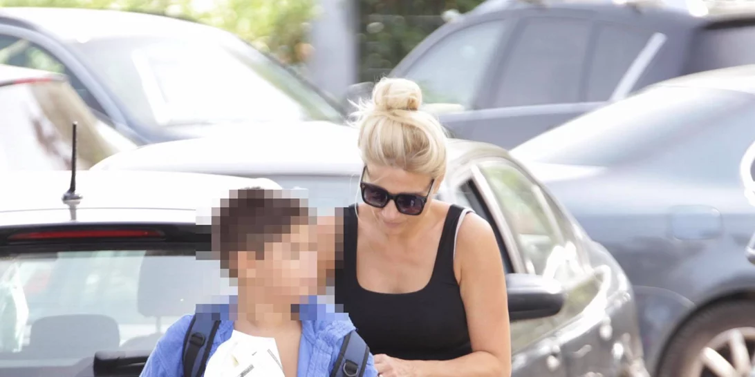 Φαίη Σκορδά | Το διαφορετικό look της στη βόλτα με τον Γιάννη Λιάγκα