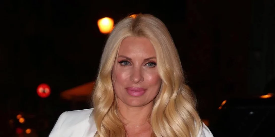 Πιο κομψή από ποτέ η Ελένη Μενεγάκη | Το λευκό κοστούμι που επέλεξε και η απάντησή της για την επιστροφή της στην TV