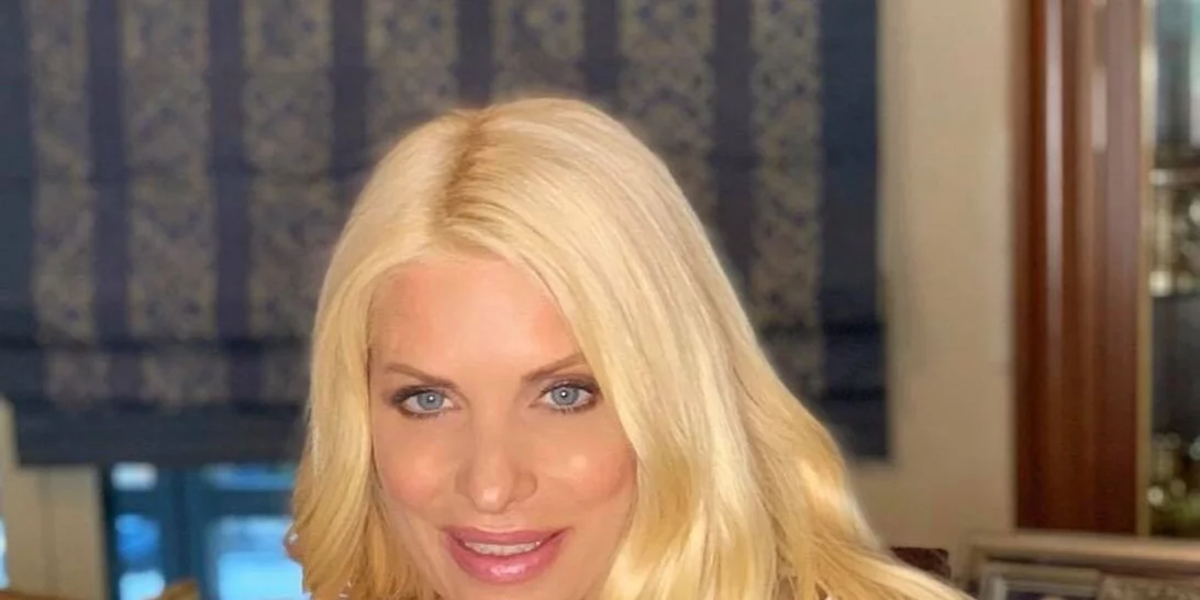 Ελένη Μενεγάκη | Η επίσκεψη σε πρώην συνεργάτη της και το φόρεμα που επέλεξε