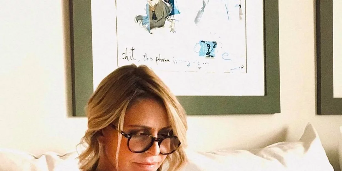 Τζένη Μπαλατσινού | Ποζάρει με (πολύ) φουσκωμένη κοιλίτσα στο σαλόνι του σπιτιού της