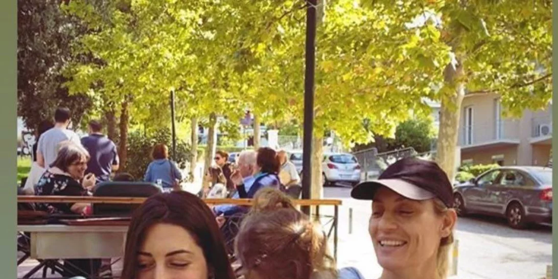 «Σαν οικογένεια» | Η Ελεονώρα Μελέτη και η Φλορίντα Πετρουτσέλι σε βόλτα με τις κόρες τους, Αλεξάνδρα και Μαίρη