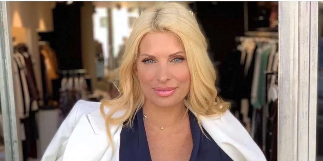 Ελένη Μενεγάκη | Για shopping therapy στην Κηφισιά με mini φόρεμα