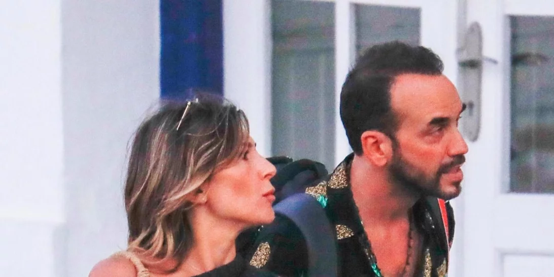 Τζίνα Βαρελά | Με μαύρο mini φόρεμα στο πλευρό του συντρόφου της, Πάνου Μουζουράκη