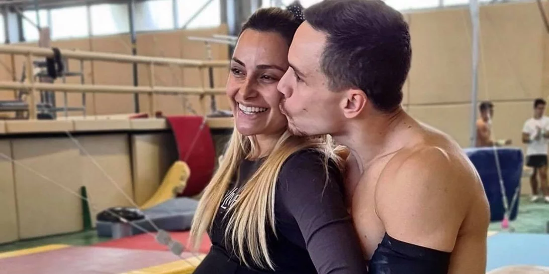 Βασιλική Μιλλούση | Ποζάρει με (πολύ) φουσκωμένη κοιλίτσα στην αγκαλιά του Λευτέρη Πετρούνια