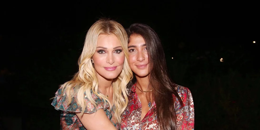 Χριστιάνα Μπέτα | Η 26χρονη κόρη της Νατάσας Θεοδωρίδου με casual look σε βραδινή της έξοδο στην Αθήνα