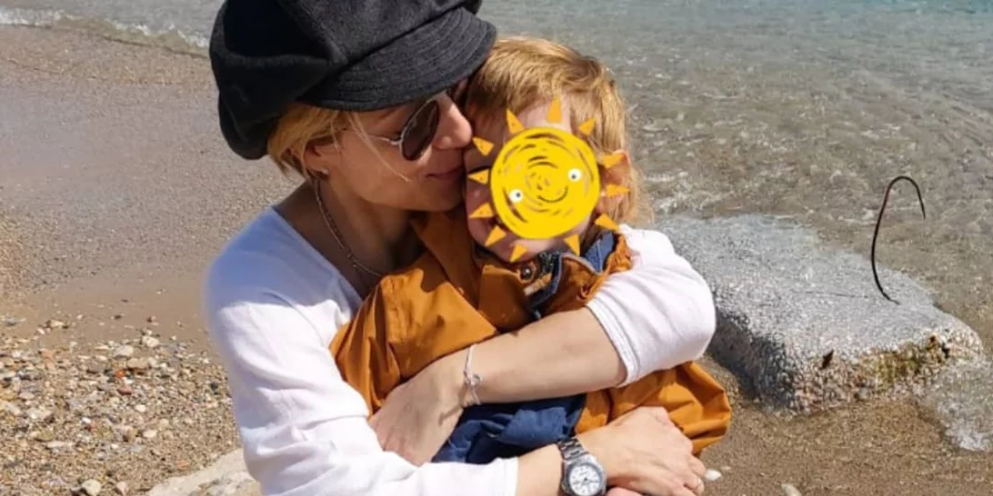 Η Ευδοκία Ρουμελιώτη μοιράζεται μια τρυφερή στιγμή με τον γιο της