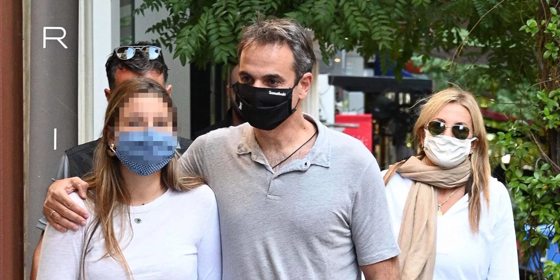 Κυριάκος και Μαρέβα Μητσοτάκη | Βόλτα στο κέντρο της πόλης με τη μικρότερη κόρη τους, Δάφνη