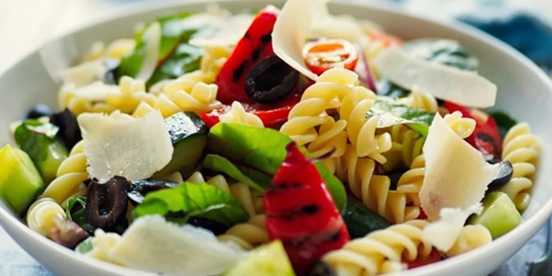 Σαλάτα ζυμαρικών με ελιές και λιαστές ντομάτες