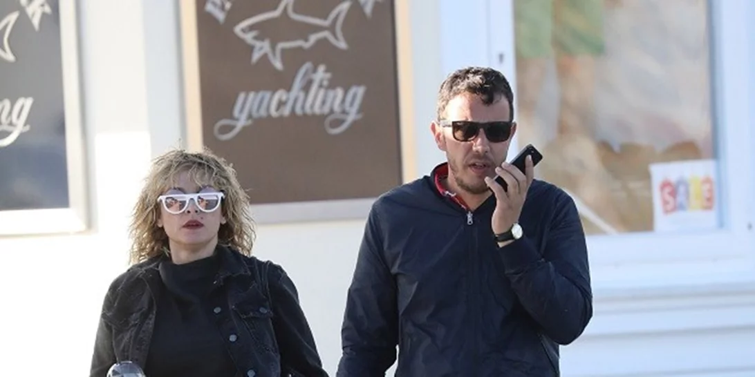 Ελεονώρα Ζουγανέλη- Σπύρος Δημητρίου | Φουλ ερωτευμένοι σε σπάνια εμφάνισή τους μετά το γάμο στις Σπέτσες