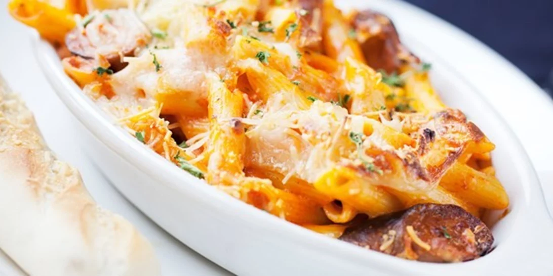 Ζυμαρικά με λουκάνικα και μυζήθρα στο φούρνο