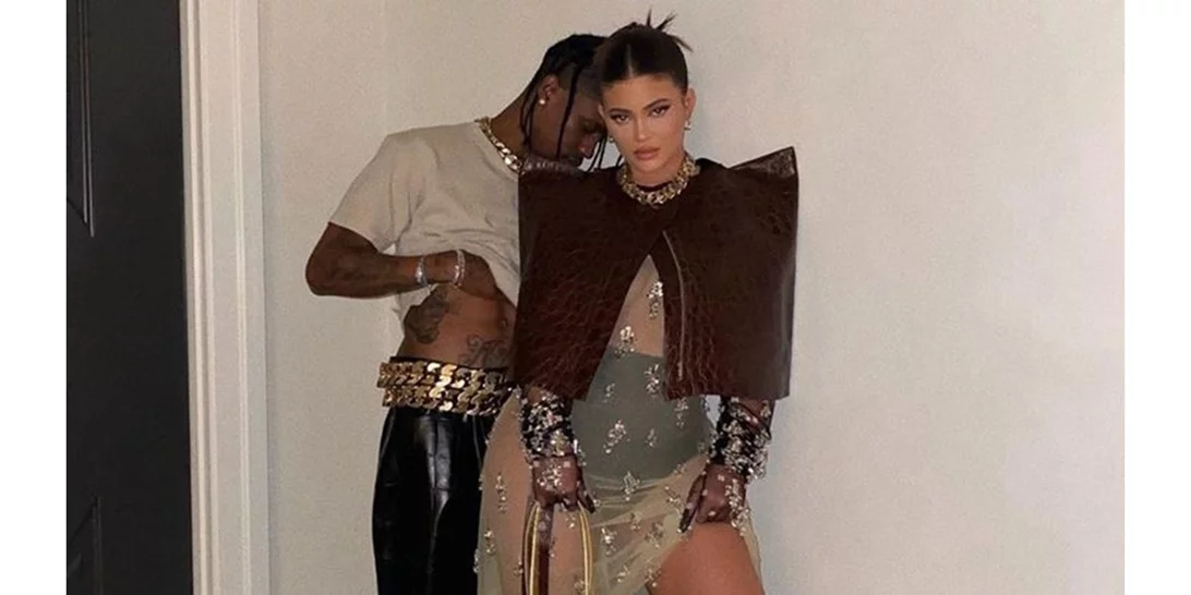 Η Kylie Jenner ποζάρει μαζί με τον Travis Scott φορώντας Givenchy