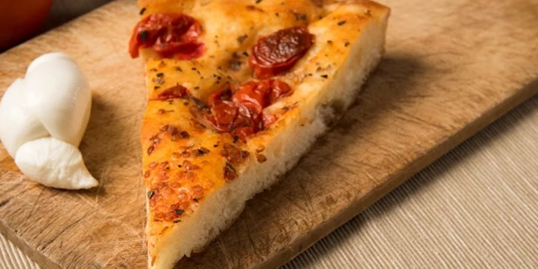 Φοκάτσια με ντομάτα και μυρωδικά