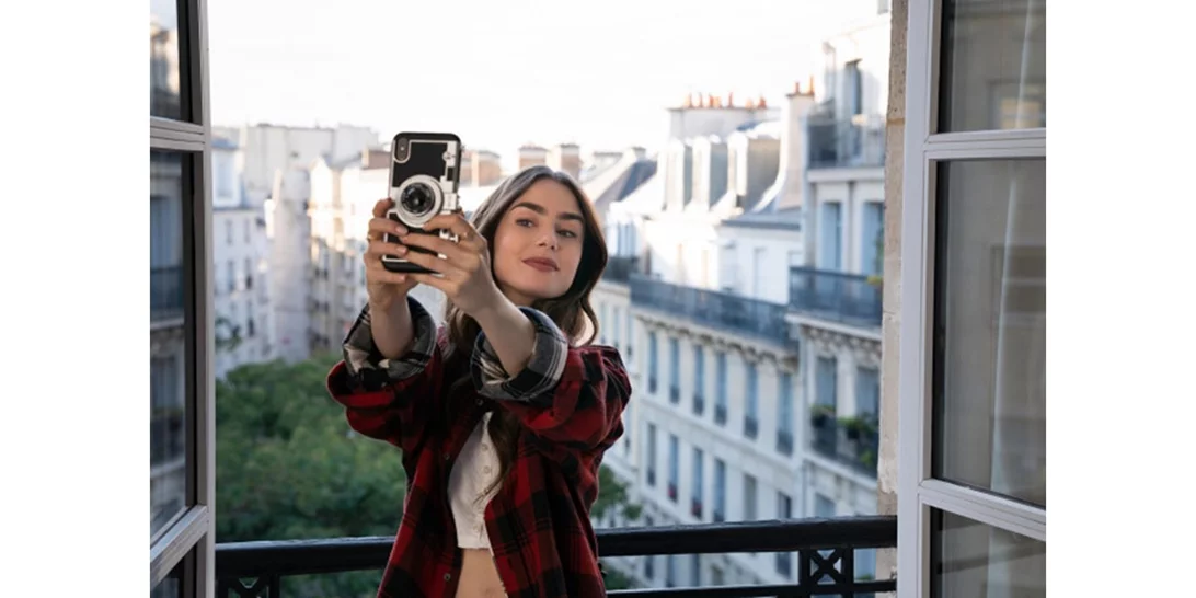 Emily in Paris | Αυτό είναι το πανέξυπνο στιλιστικό τρικ που απογείωσε τις εμφανίσεις της Emily Cooper