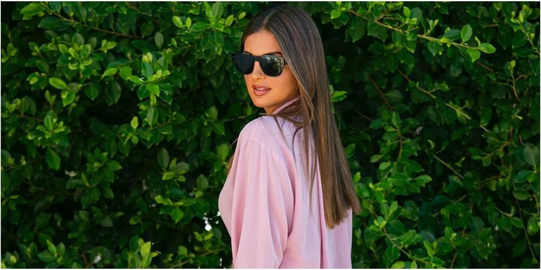 Kρύβει πόντους από την κοιλιά και είναι οικονομικό | Το ροζ πουκάμισο της Σταματίνας Τσιμτσιλή είναι ό,τι χρειάζεσαι