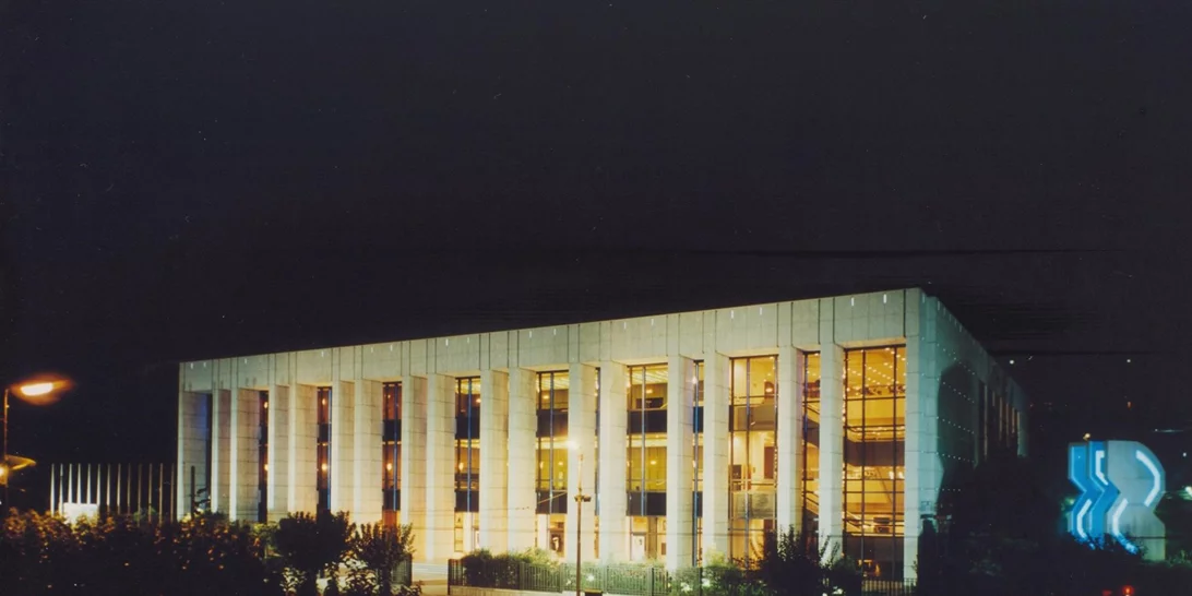 To Μέγαρο Μουσικής Αθηνών φωταγωγείται ροζ: Είναι κάτι περισσότερο από μία κορδέλα. Είναι αυτό που μας ενώνει!