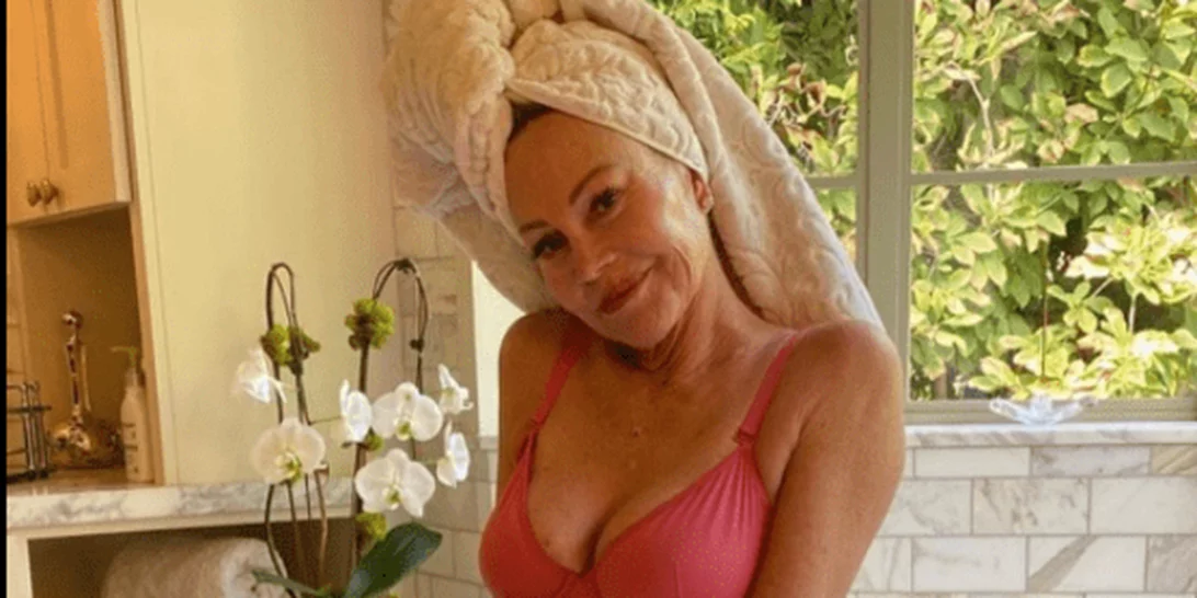 Η Melanie Griffith εντυπωσιάζει | Ποζάρει με ροζ εσώρουχα για αφύπνιση και καλό σκοπό στα 63 της