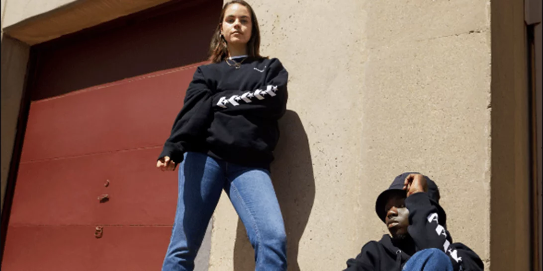 Αυτά τα sneakers βάζουν χρώμα στα looks και τις μέρες σου