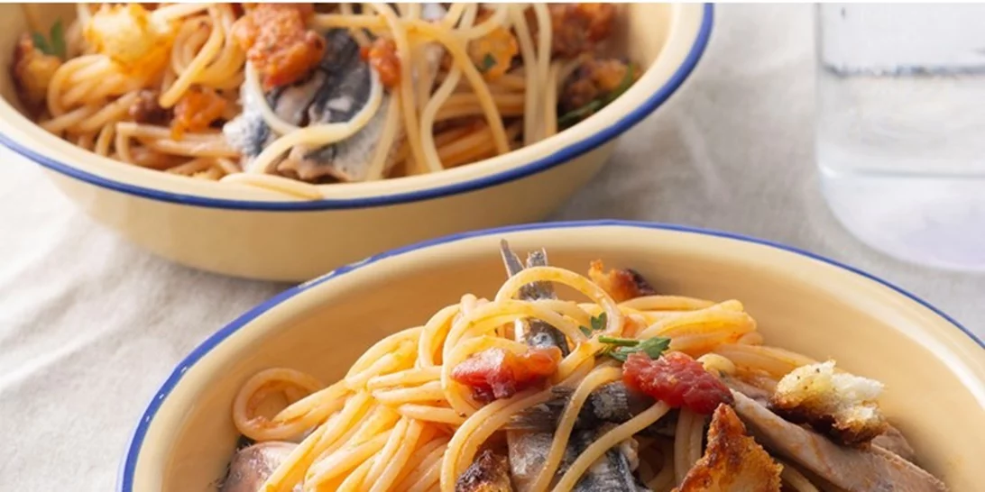 Μακαρονάδα με γαύρο και τραγανή ψίχα ψωμιού