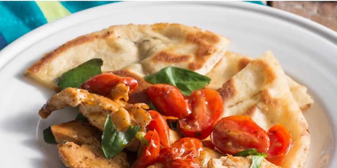 Κοτόπουλο με ντοματίνια, μπαλσάμικο και βασιλικό