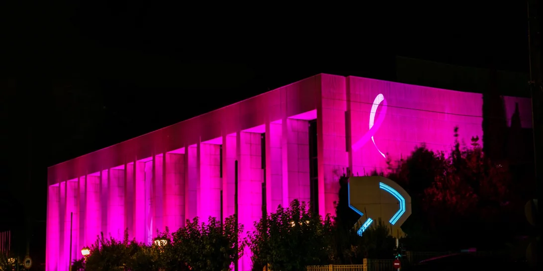 #TimeToEndBreastCancer | Ο λόγος που το Μέγαρο Μουσικής φωτίστηκε ροζ