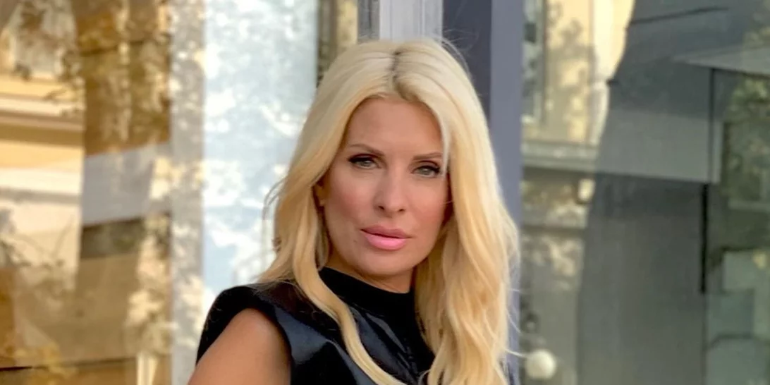 Η Ελένη Μενεγάκη συνδύασε δύο από τις μεγαλύτερες τάσεις της χρονιάς σε ένα outfit