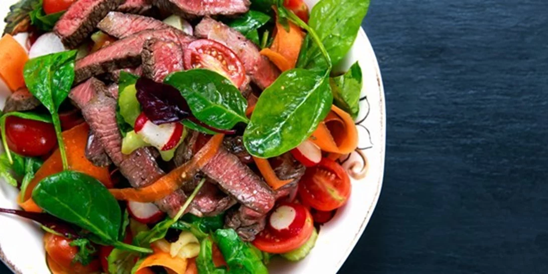 Μπριζολοσαλάτα | Η συνταγή για μία πλούσια σαλάτα με μοσχαρίσια μπριζόλα