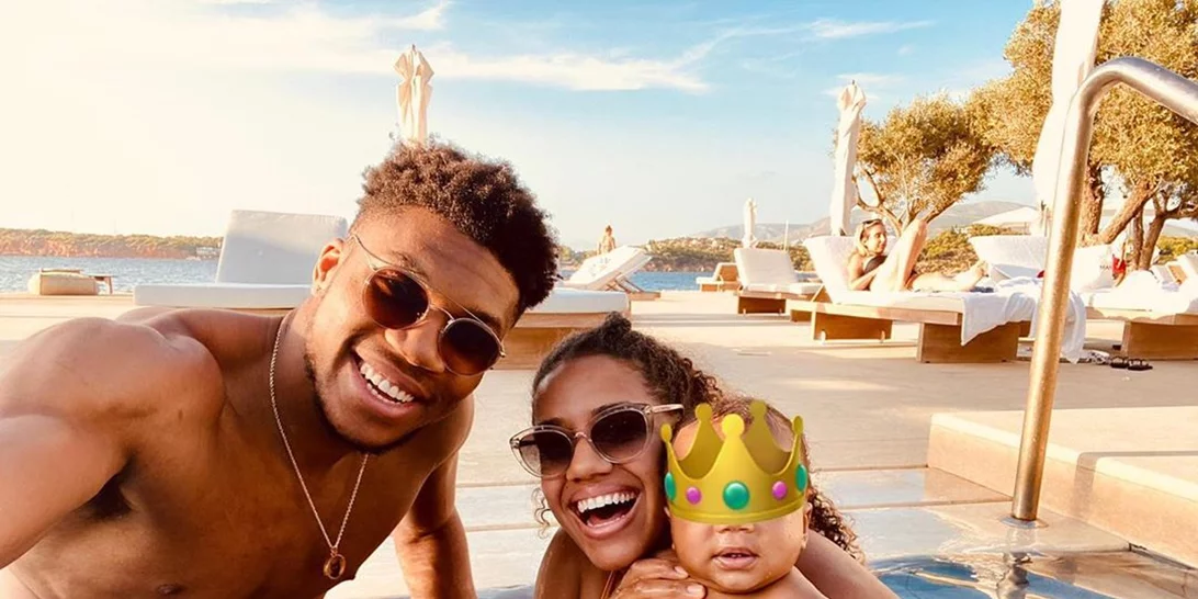 Γιάννης Αντετοκούνμπο | Φωτογραφίζει το γιο του με θέα τον ισθμό της Κορίνθου