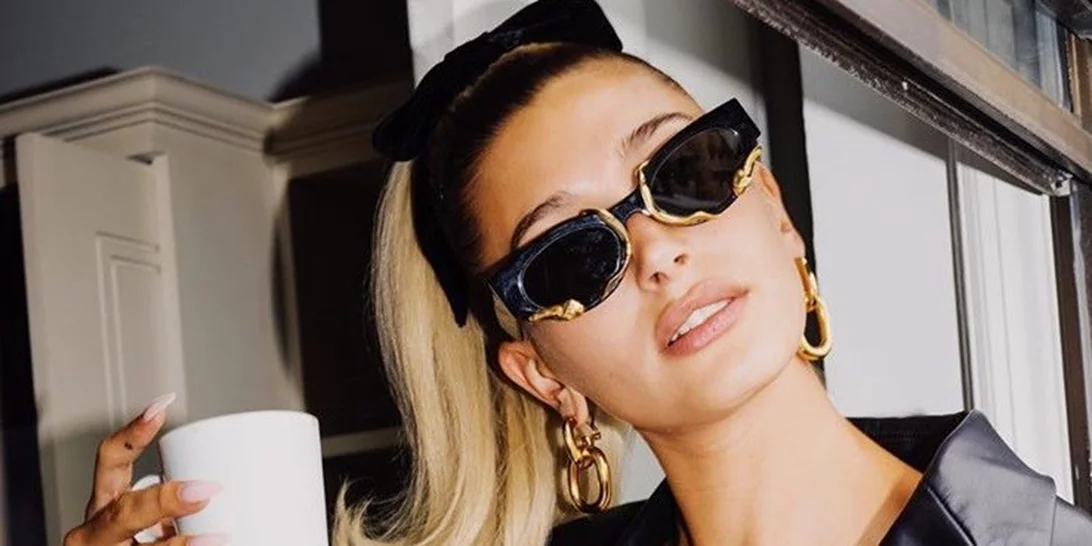 To χτένισμα της Hailey Bieber που θα αναδείξει την girly πλευρά σου
