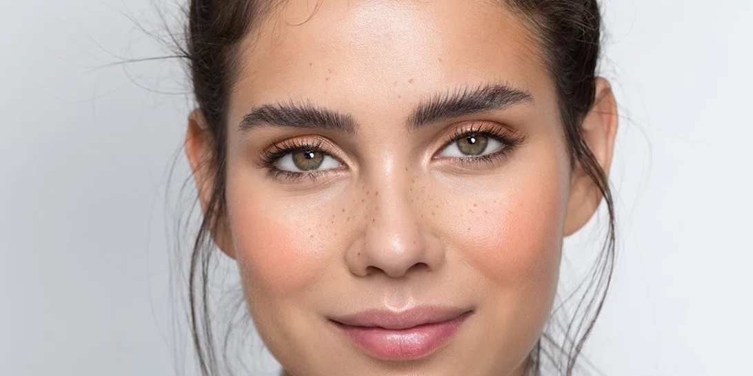 Κάνε φυσικό μακιγιάζ βήμα βήμα ακολουθώντας τις συμβουλές της beauty editor