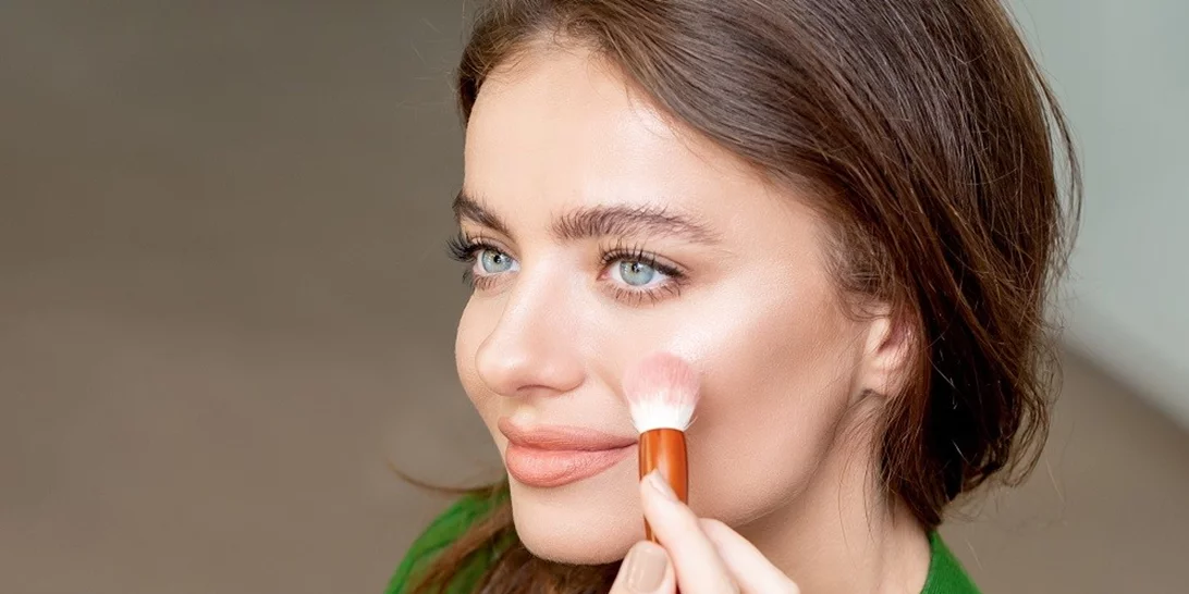 Ο σωστός τρόπος να βάζεις ρουζ για ένα φυσικό αποτέλεσμα