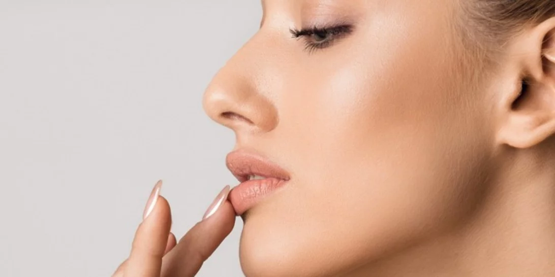 Απολέπιση χειλιών με φυσικό τρόπο: Συνταγή για σπιτικό scrub και η ιδανική ρουτίνα ομορφιάς