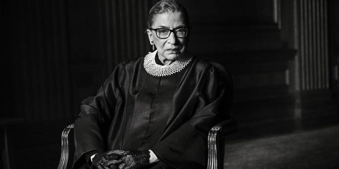 RBG | Επανακυκλοφορεί το "notorious necklace" της θρυλικής δικαστικού από το Banana Republic