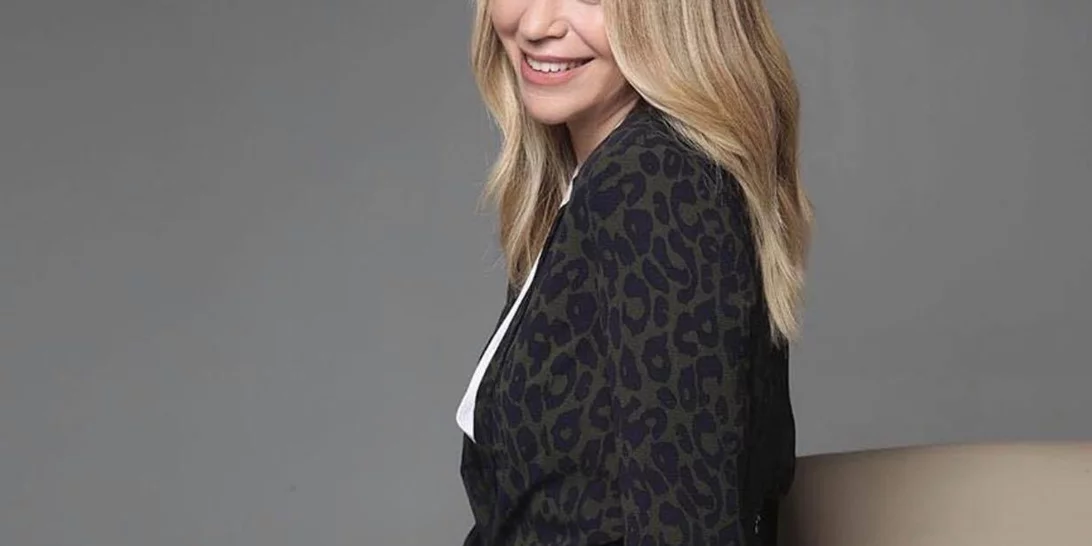 Έλλη Στάη | Σχεδόν άβαφη, με απλό casual look και puffer τζάκετ για χριστουγεννιάτικες αγορές